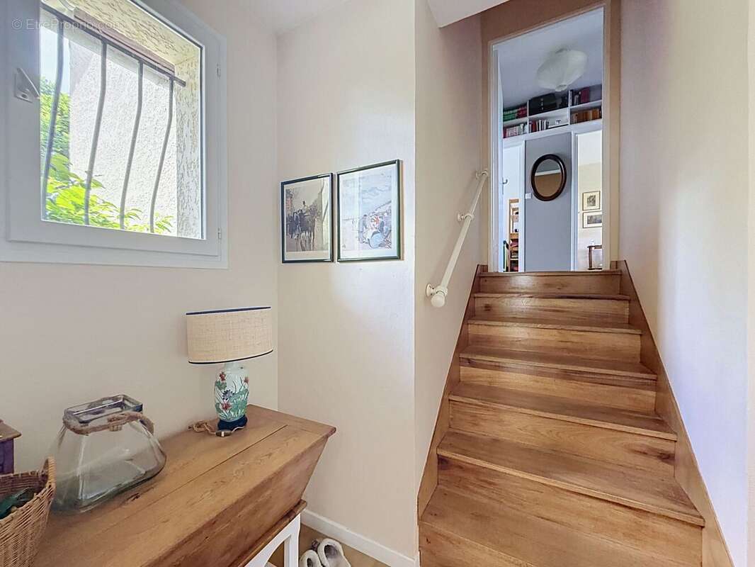 Maison 190 m² à Charbonnieres-Les-Bains  - photo 9