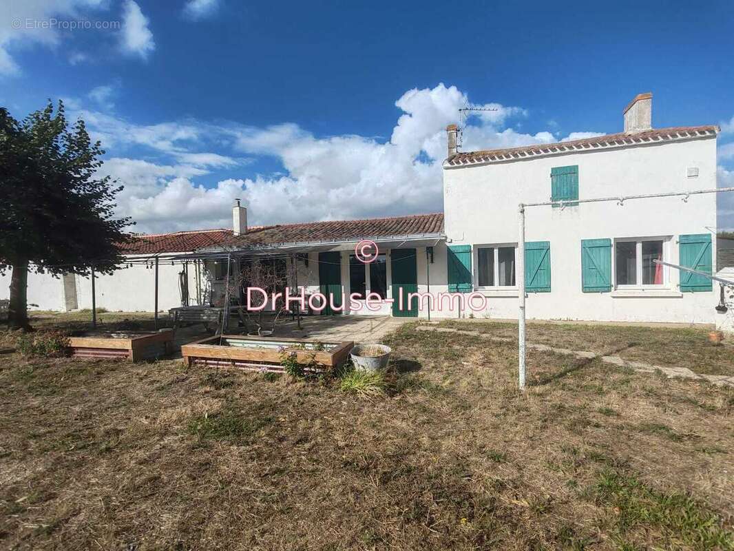 Maison à SAINTE-RADEGONDE-DES-NOYERS