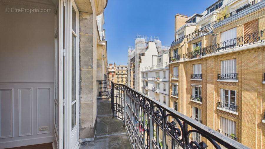 Appartement à PARIS-16E