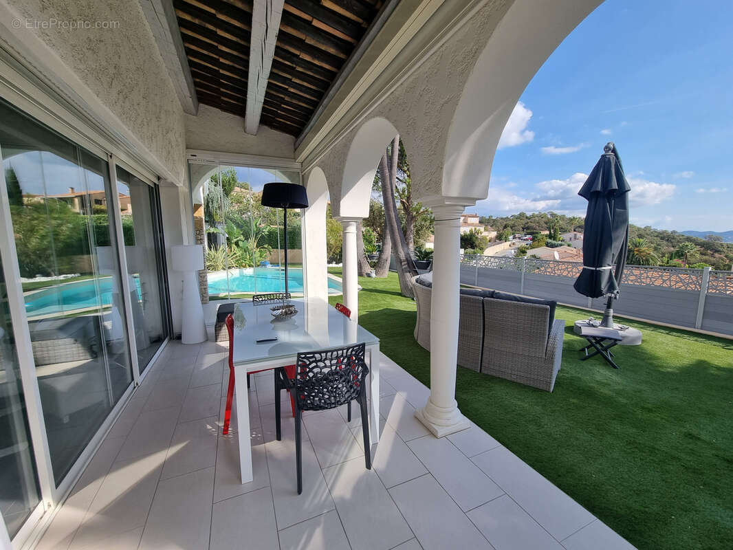 Limite mandelieu ville t4/t5 de 150m2 vue mer panoramique jardin entourant jacuzzi garage - photo 47