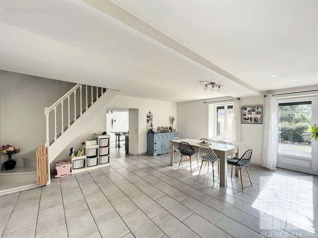 Maison à COURCITE