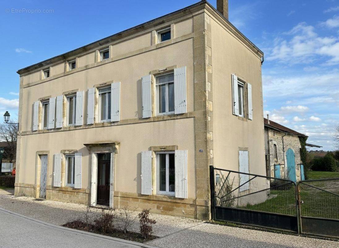 Maison à COURCOME