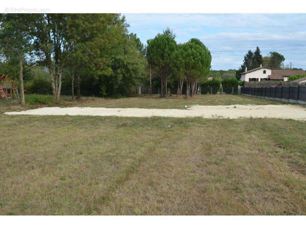 Terrain à LE FIEU