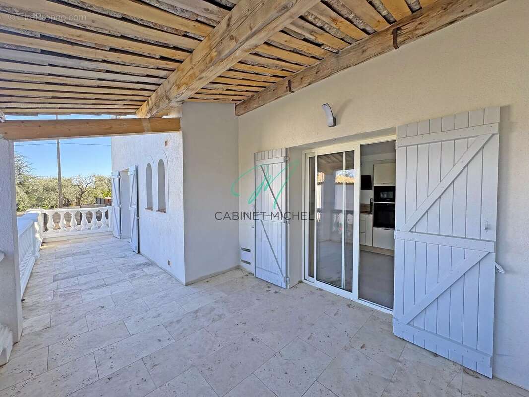 Appartement à LA ROQUETTE-SUR-SIAGNE