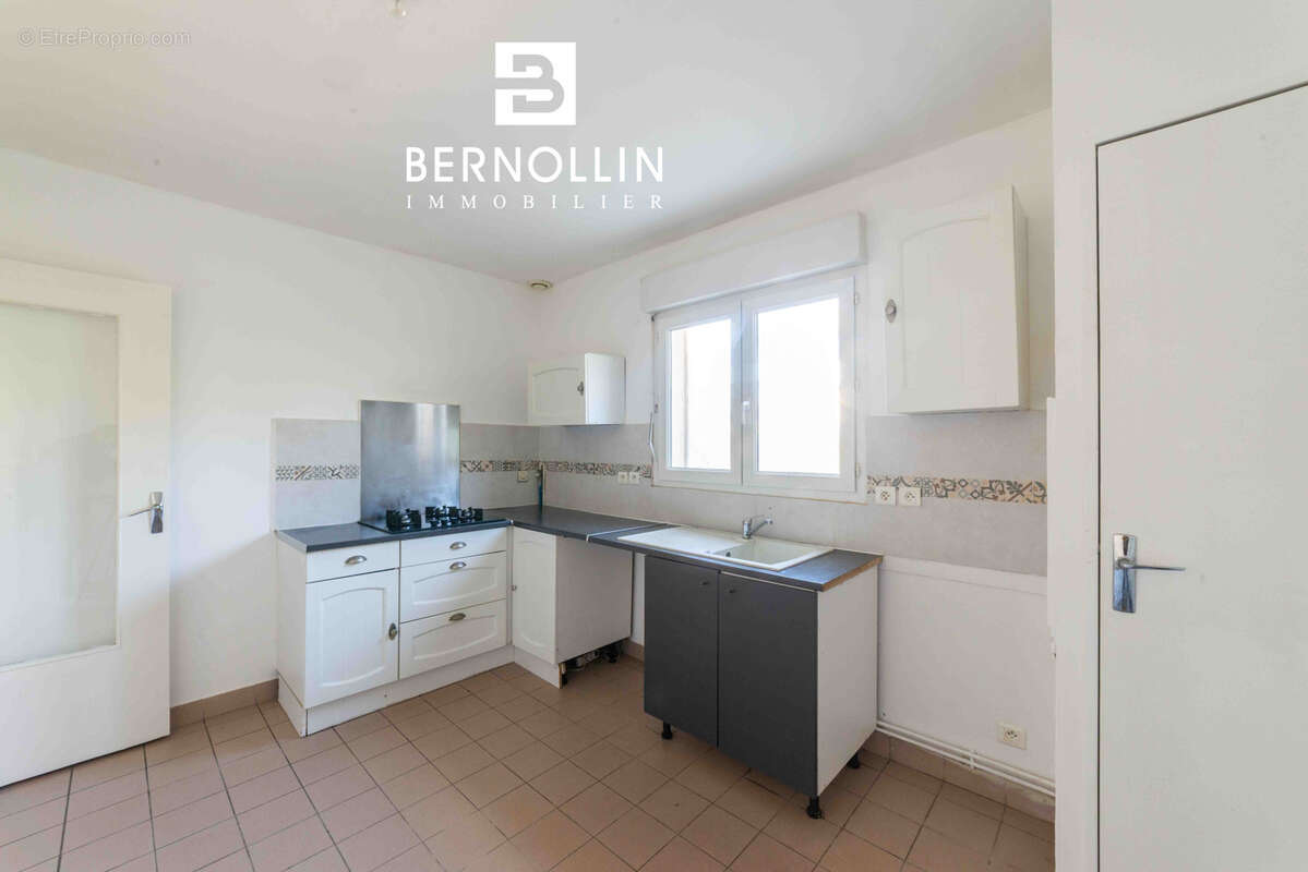 Maison 82 m2, 3 chambres et garage sur terrain de 540 m2 - MONTREVEL EN BRESSE CENTRE - photo 3