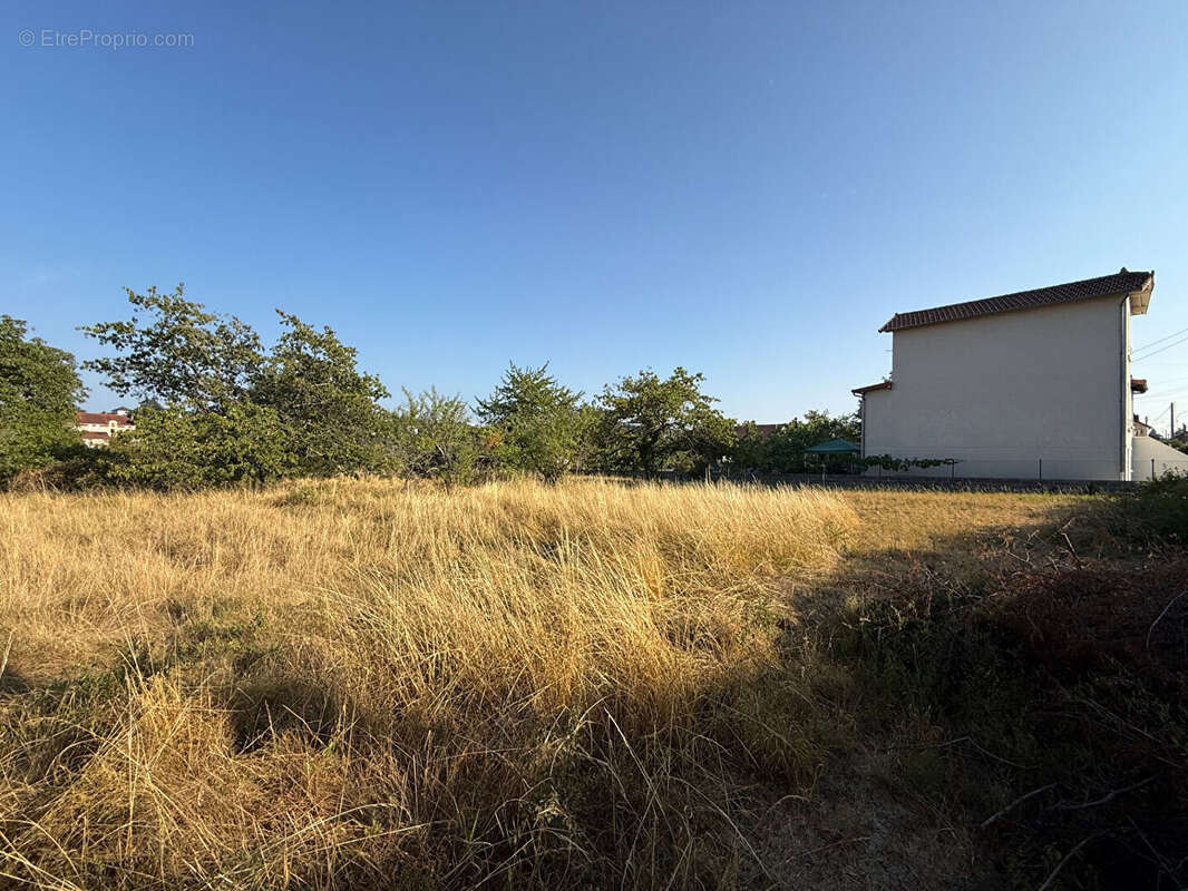 Terrain constructible Montluçon 3338 m2 proche école gendarmerie - photo 2