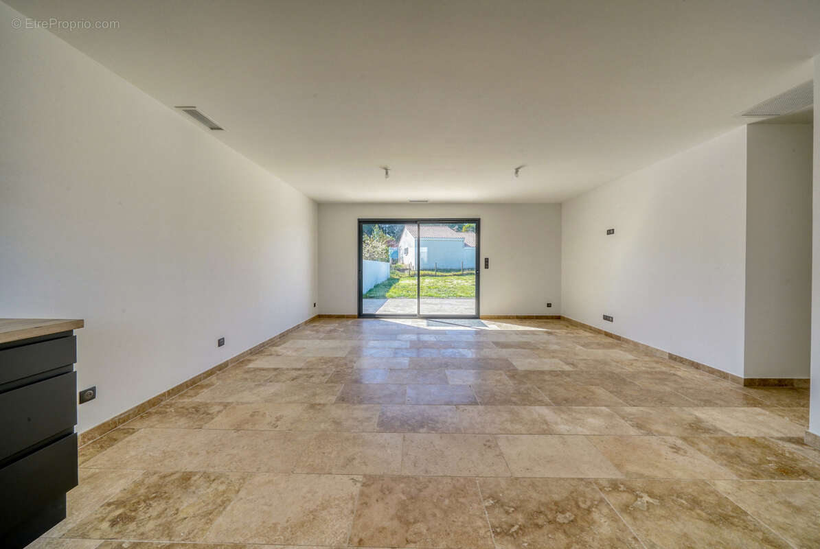 Maison à MONTLIEU-LA-GARDE