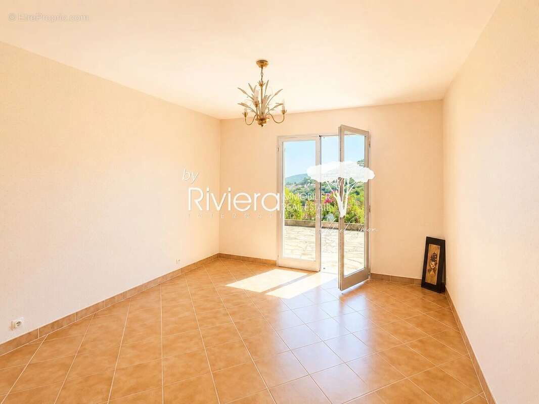 CAVALAIRE - Villa Vue Mer - 6 chambres - Double Garage. - photo 14