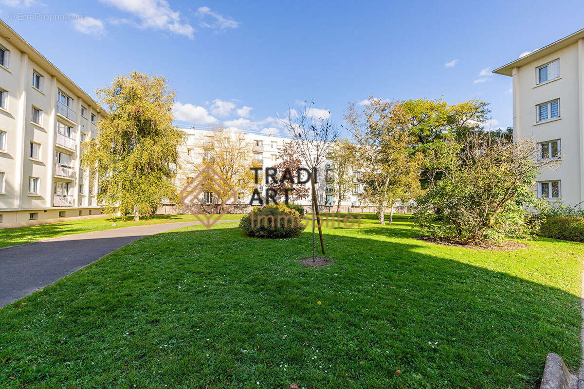 Appartement à SAINTE-GENEVIEVE-DES-BOIS