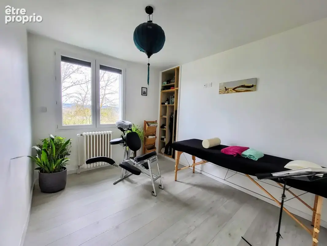 Maison familiale rénovée avec terrain arboré dans un secteur recherché de Polignac - photo 16