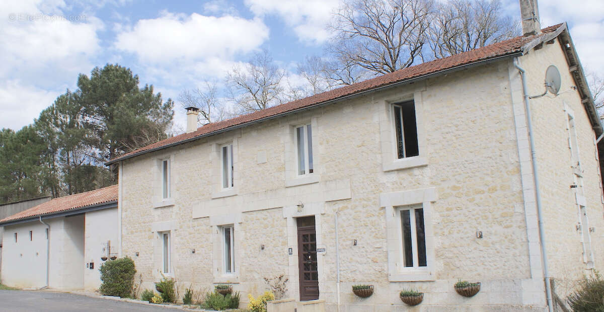 Maison à BAIGNES-SAINTE-RADEGONDE