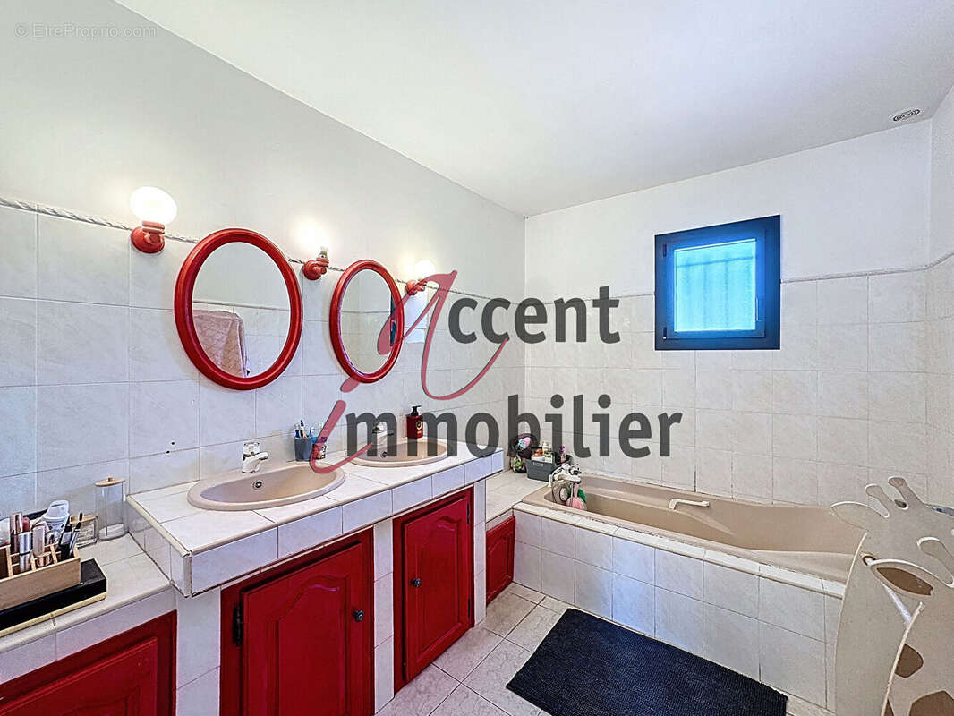 Villa rénovée des années 90 - 130 m² habitables sur jardin de 1115 m². - photo 12