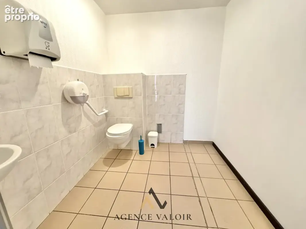 Local commercial TBE 215m2, double entrée, séparable - photo 13