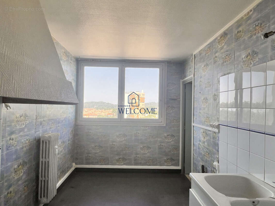 Appartement à BAGNOLS-SUR-CEZE