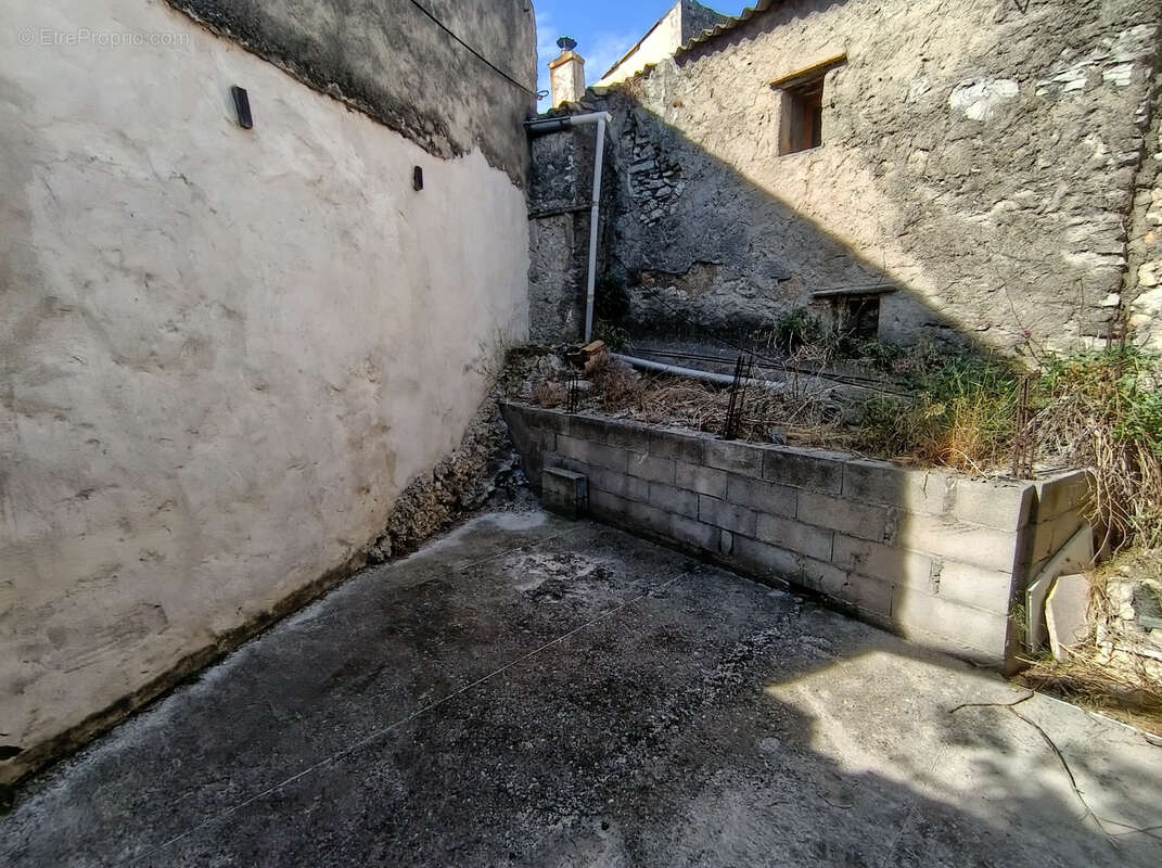 Maison de charme élevé d'un étage avec cour et et terrasse - photo 12
