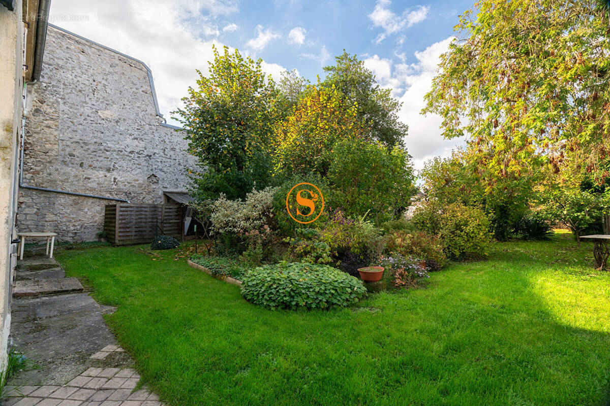 Maison à LA CHAPELLE-EN-SERVAL