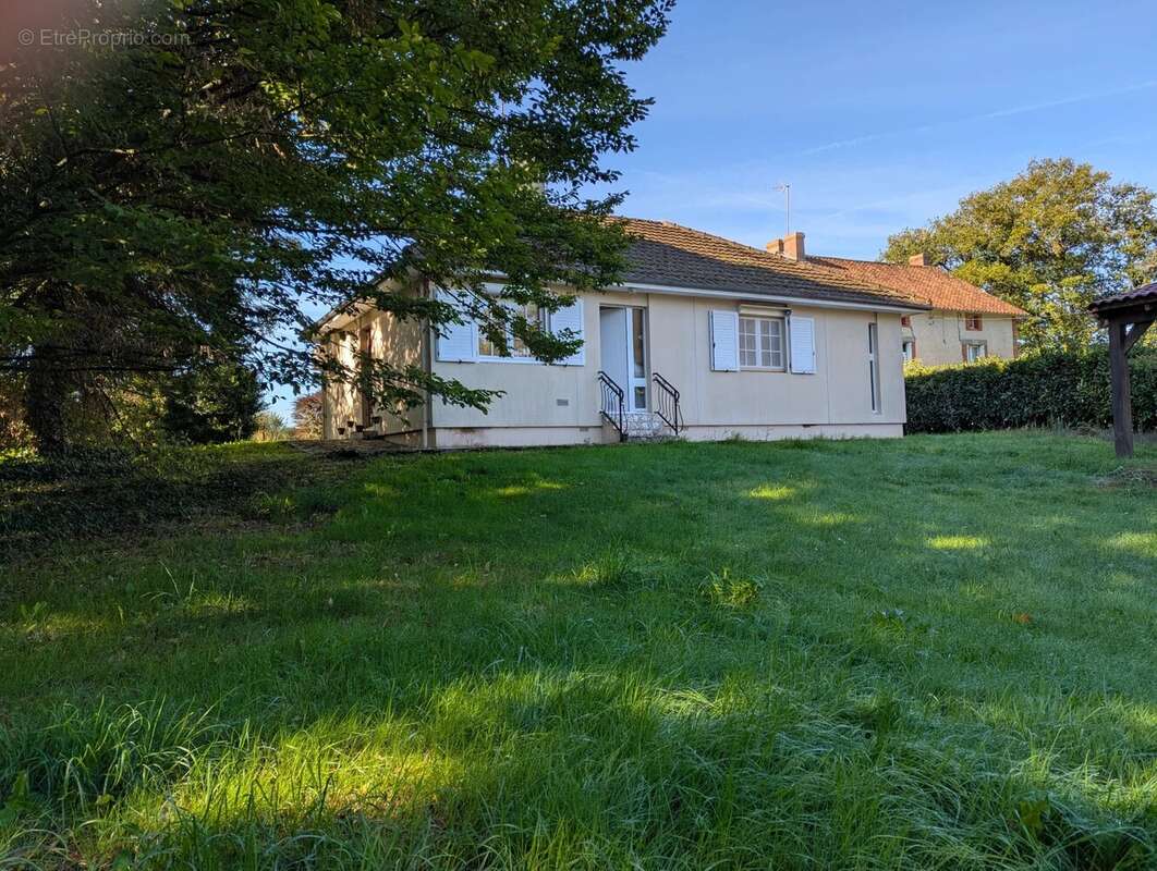 Maison à AZAT-LE-RIS