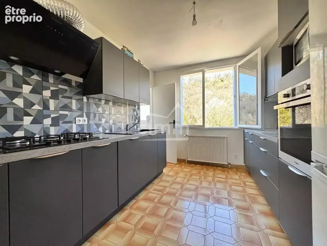 Appartement T5 -100 m² avec grande terrasse - photo 1