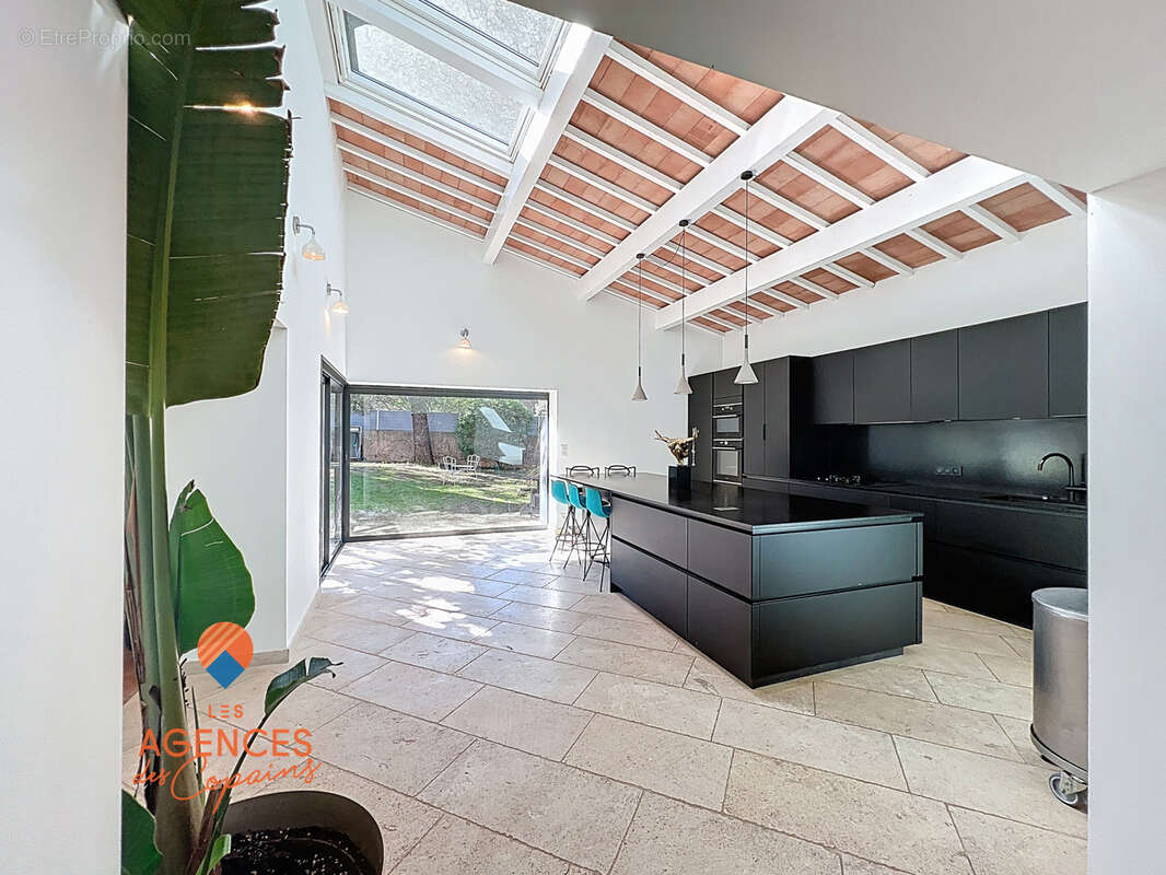 La seyne-sur-mer, janas, superbe villa d' architecte de 256 m2 sur terrain arbore de 3080 m2 - photo 2
