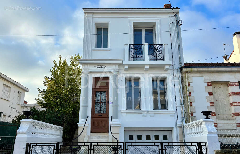 Maison entièrement rénovée - Grand sous-sol - Centre-ville - photo 4
