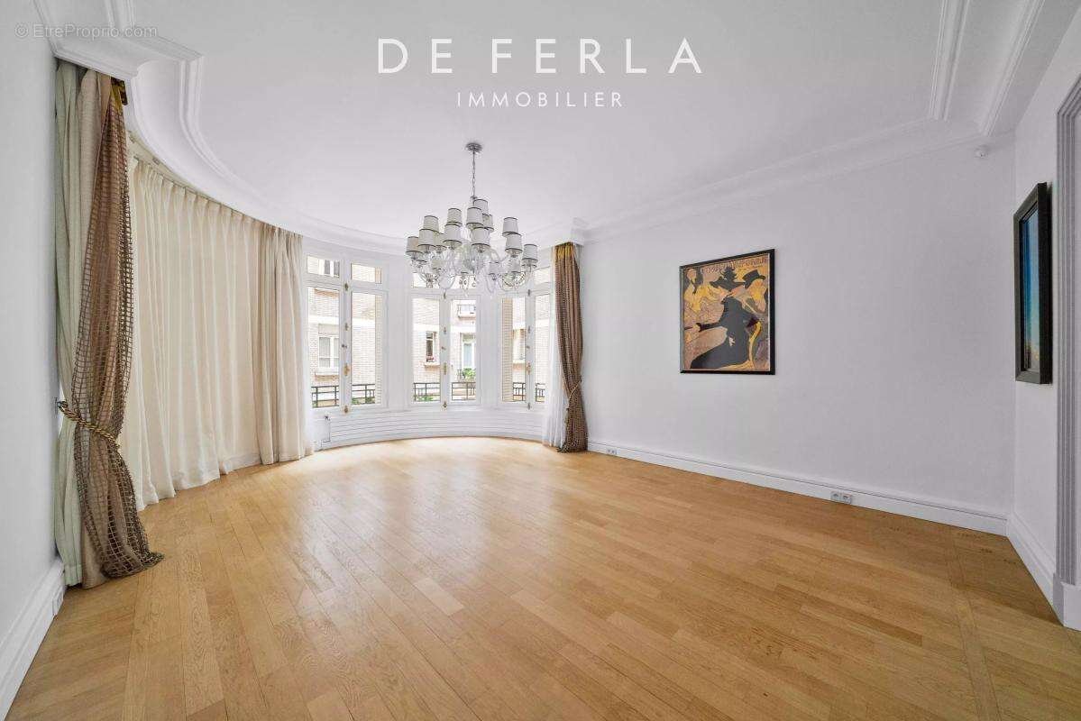 Appartement à PARIS-16E