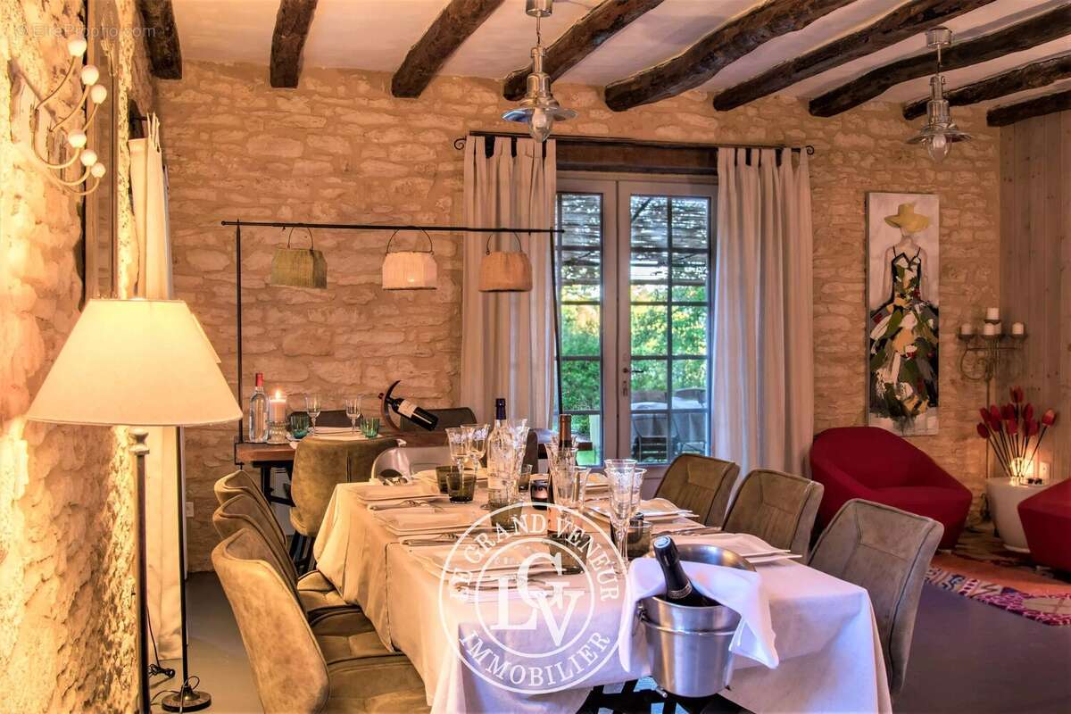 Sarlat- propriété comprenant 8 chambres- dont 5 chambres d'hôtes- 7 salles de bains- piscine- 13047m² de terrain - photo 10