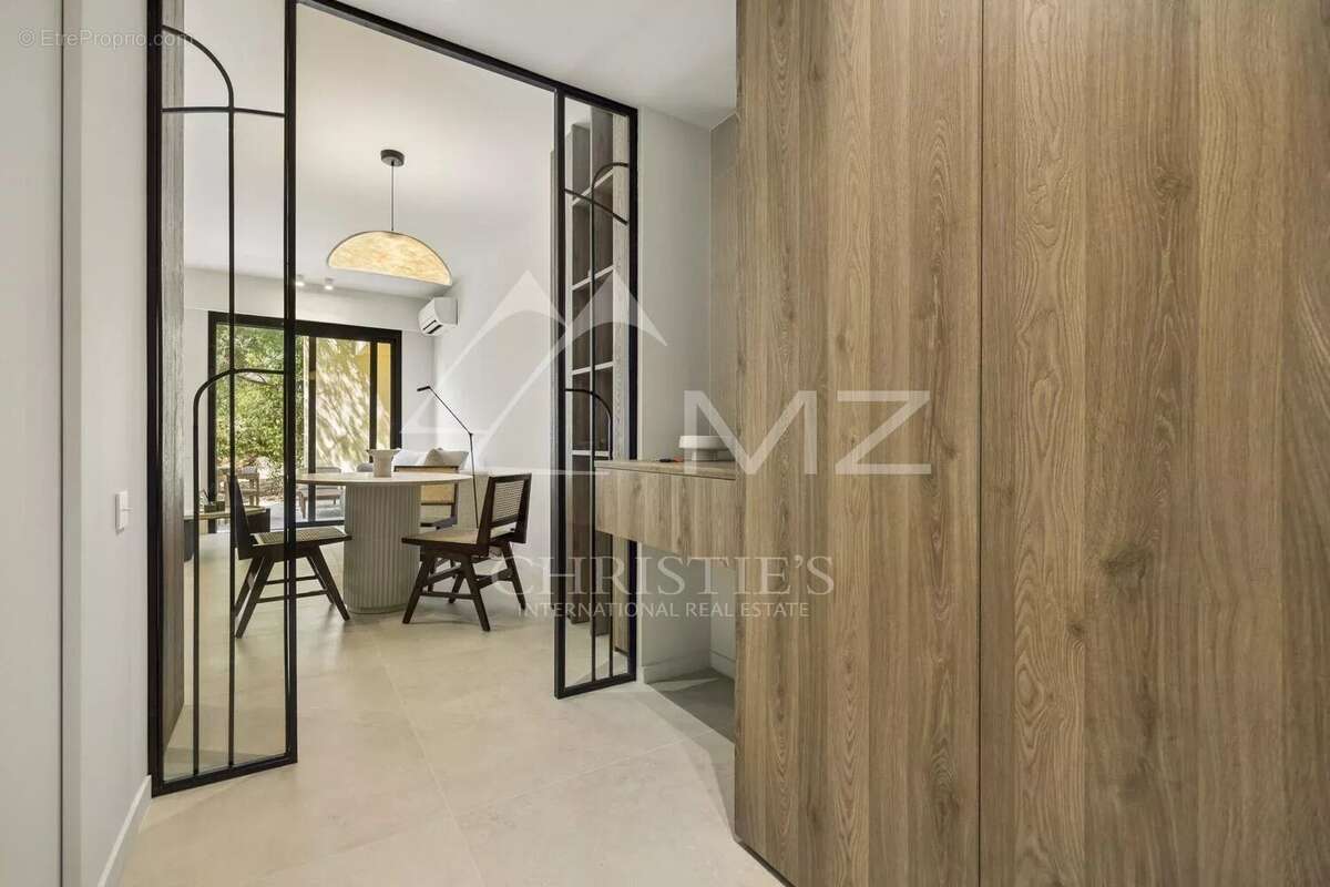 Vaste studio entièrement rénové au sein d'une résidence de grand standing - photo 8