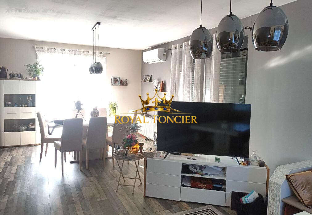Pièce de vie de 32 m2  - Maison à CHATELLERAULT