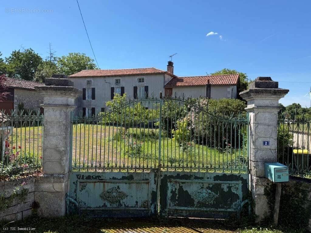 Maison à RUFFEC