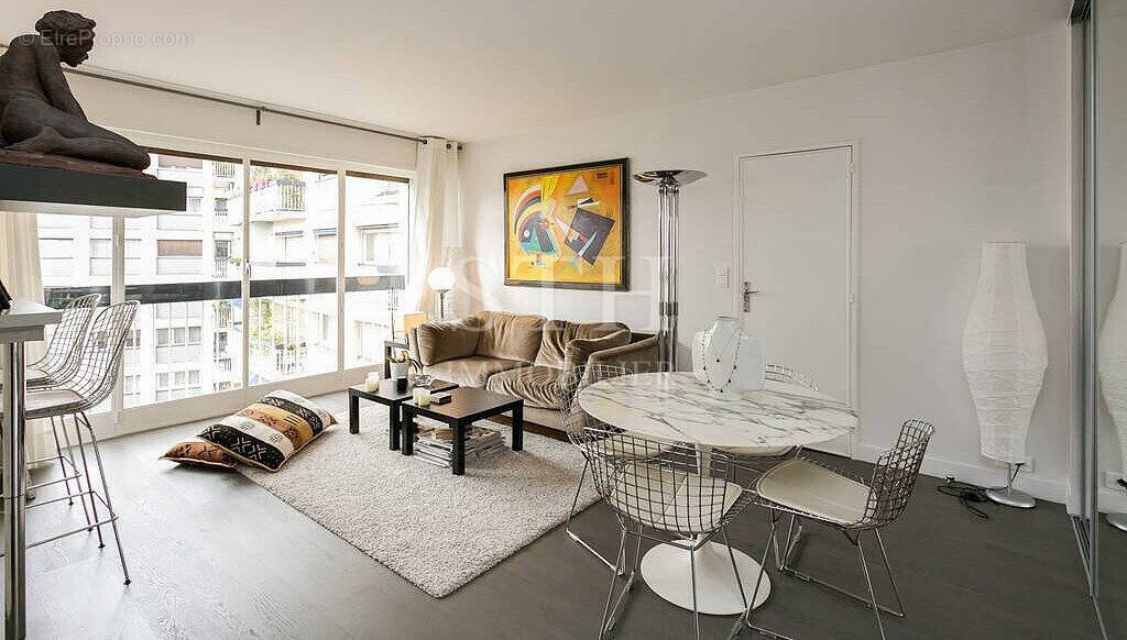 Appartement à PARIS-1E