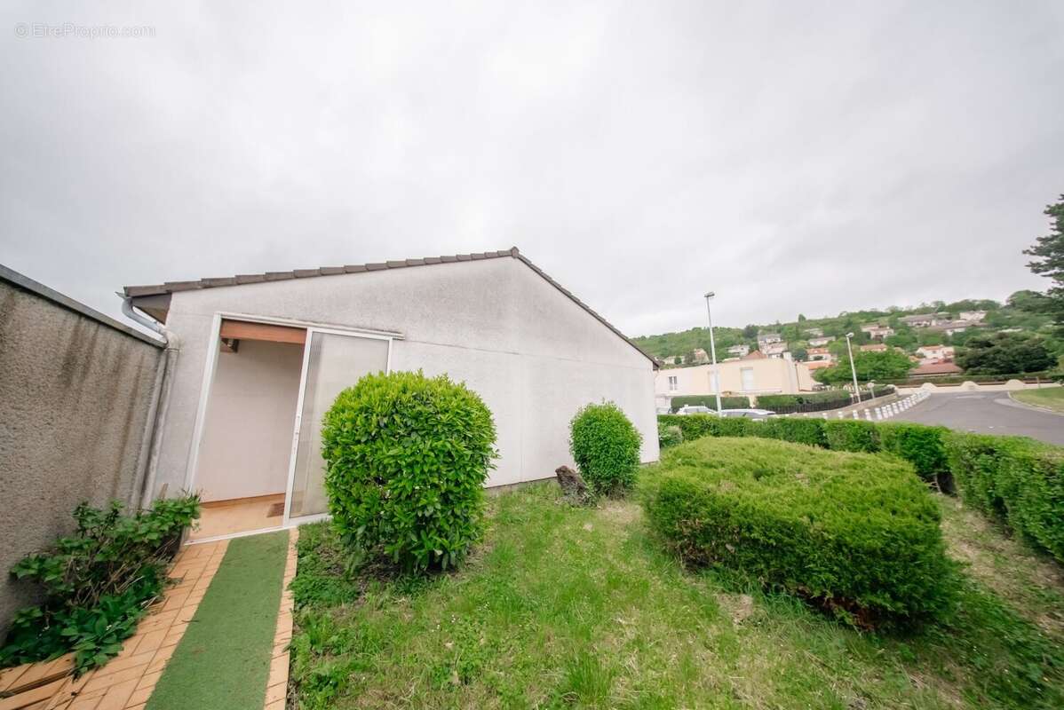 Maison 88 m² à Blanzat  - photo 2