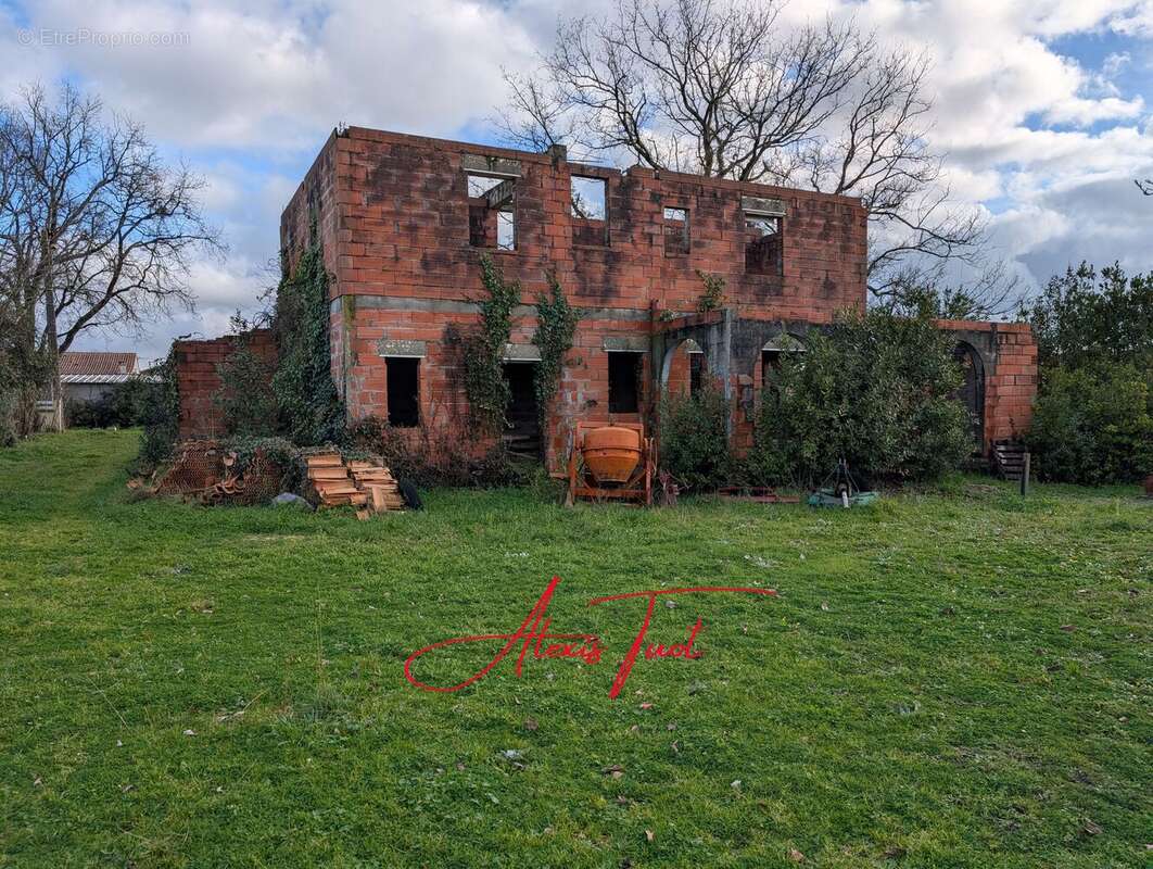 Terrain à AMBARES-ET-LAGRAVE
