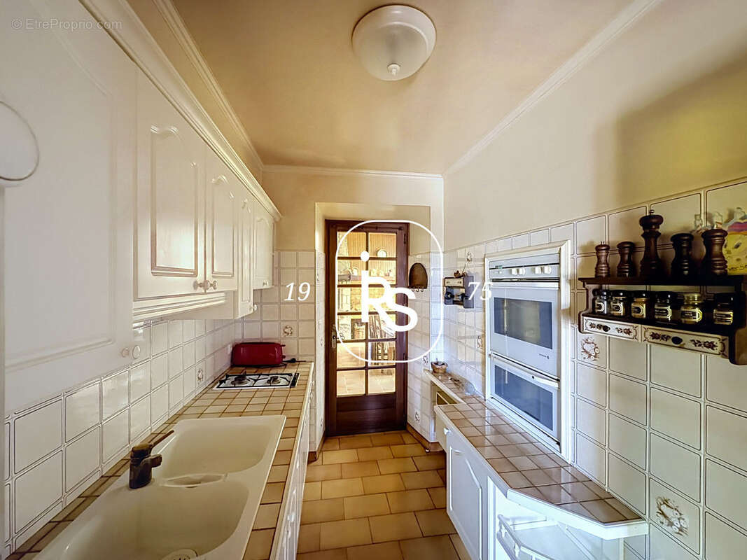 Une maison en pierre de 221 m2 avec 1,83 ha de terrain arboré, une piscine et un accès privé à la rivière. - photo 9