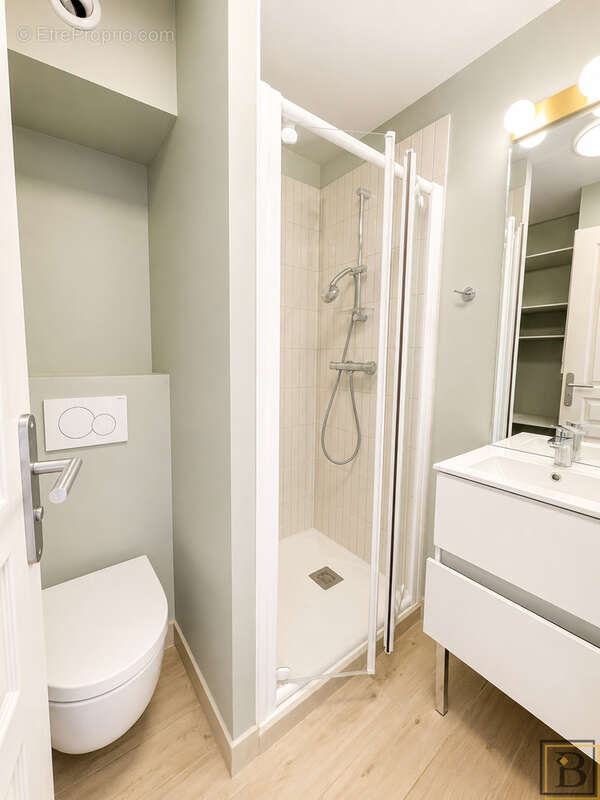 Vue mer pour ce 3 pièces avec terrasse et parking. Idéal investissement locatif à Cannes. - photo 5