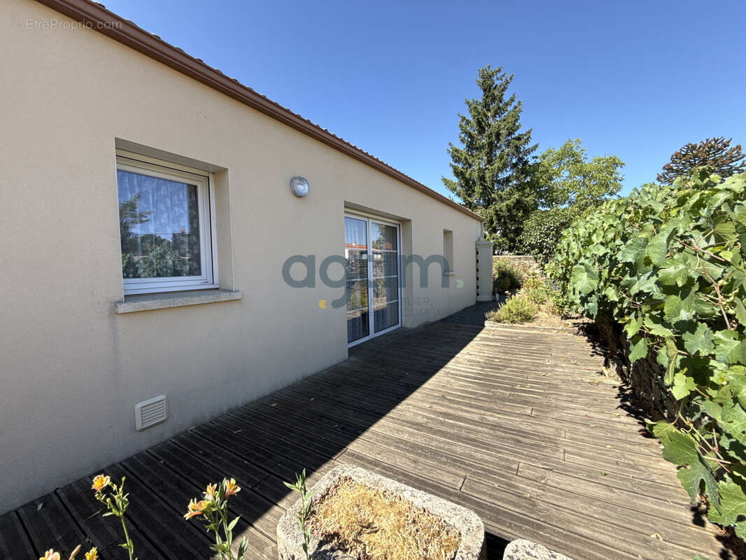 MONTAIGU, Centre, en lotissement: Maison de plain pied, 93m2 habitables, 2 chambres, garage, terrain clos - photo 4