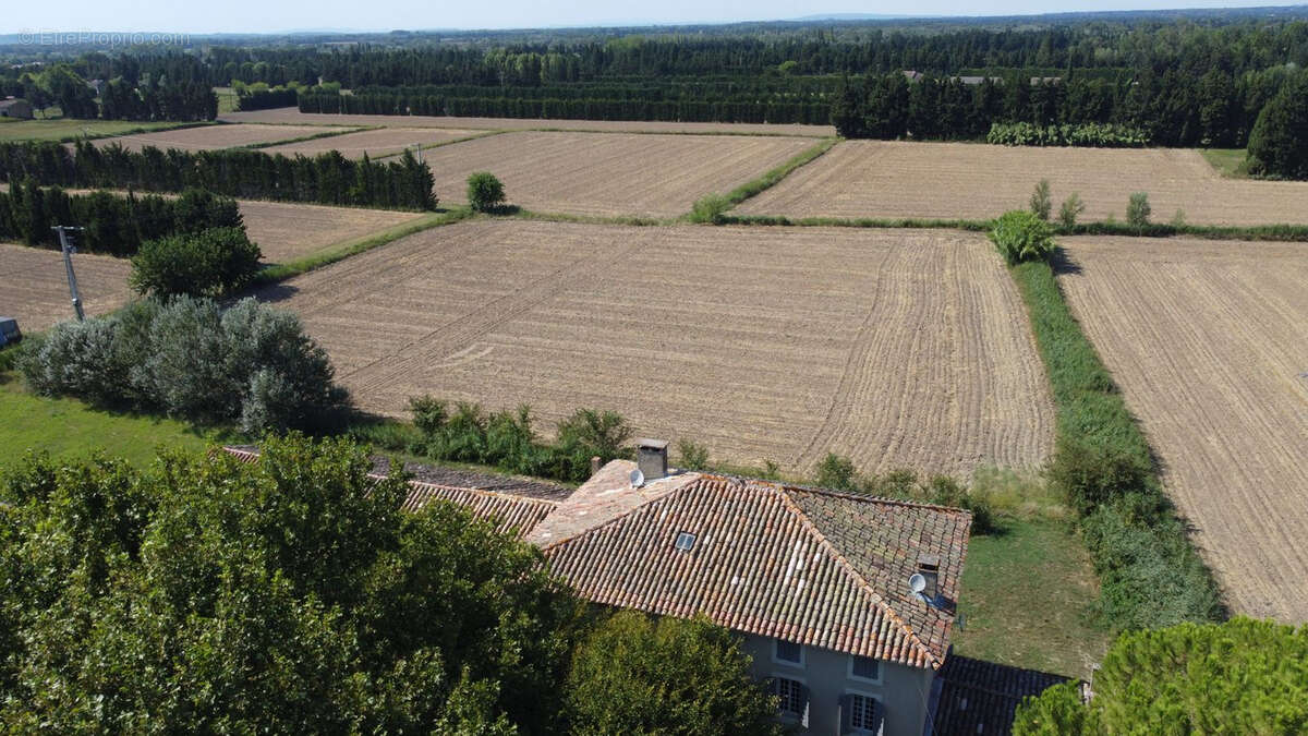 Mas provençal de caractère avec vaste jardin, dépendances et potentiel exceptionnel - photo 4