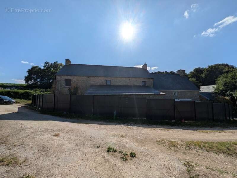 Séglien en campagne longère en pierre rénovée avec vie de plain pied de 243m², garage, atelier et dépendance parcelle de 7125m² - photo 24