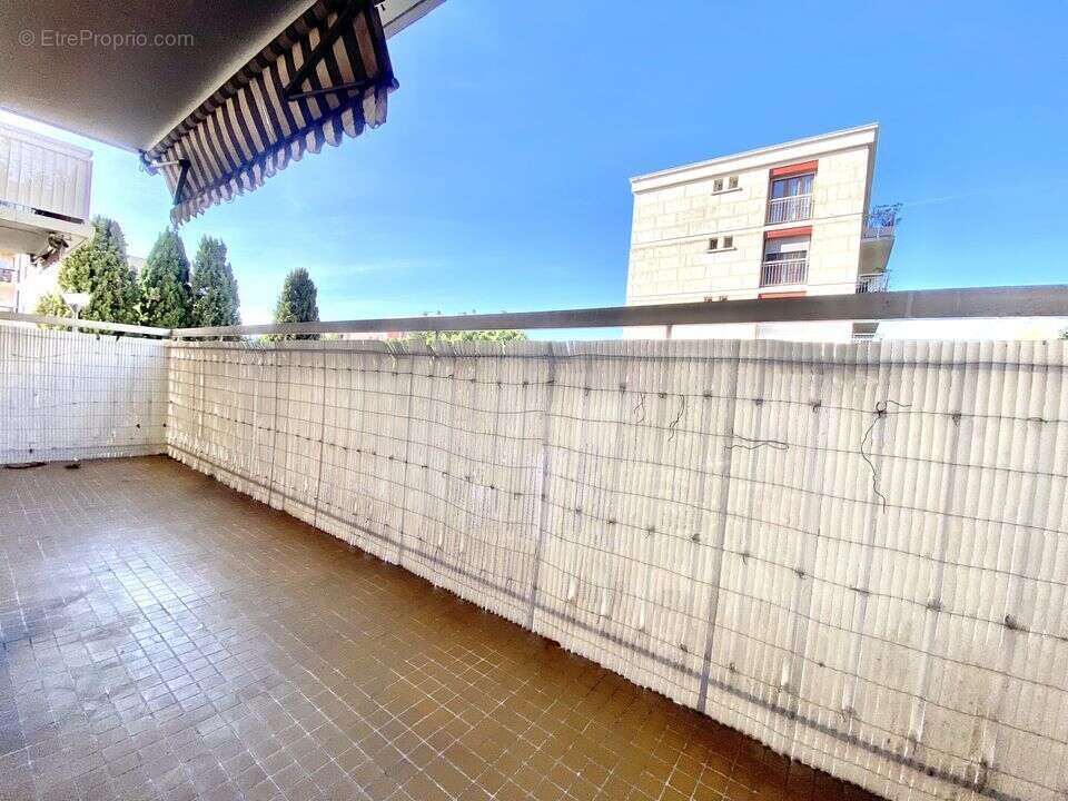 T3 + TERRASSE + LOGGIA + PLACE PARKING + CAVE / 13013 - Appartement à MARSEILLE-13E