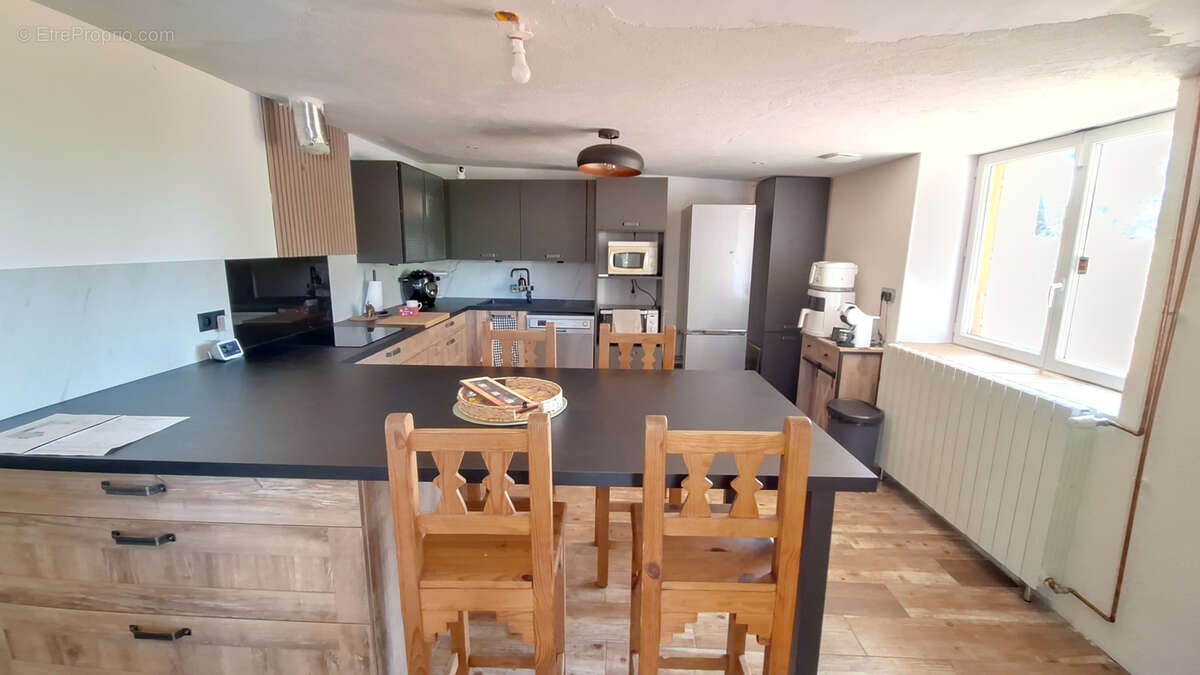 Maison en pierre rénovée avec dépendances et fort potentiel - photo 7