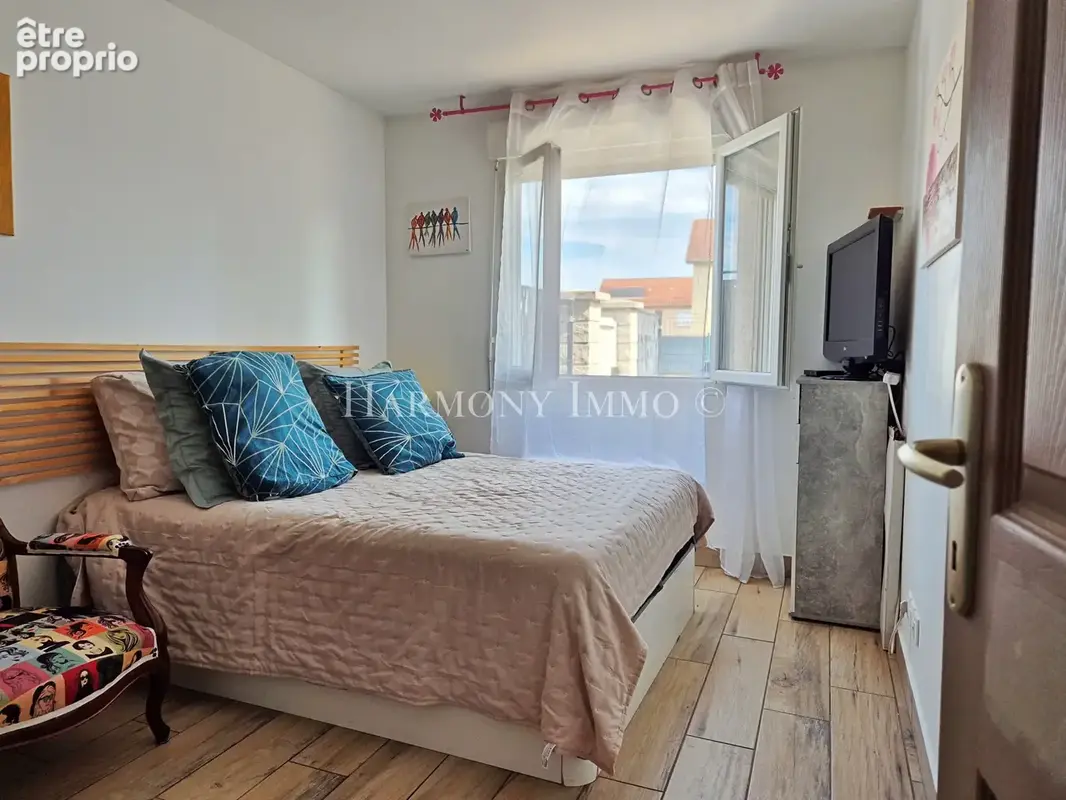 Maison de plain pied 4 pièces de 92 m2 avec piscine et jardin arboré - photo 9