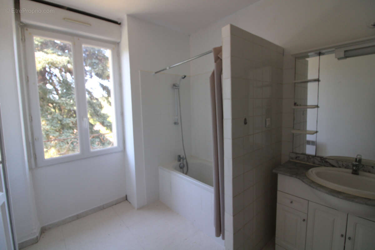 Appartement à SAINT-PAUL-LE-JEUNE