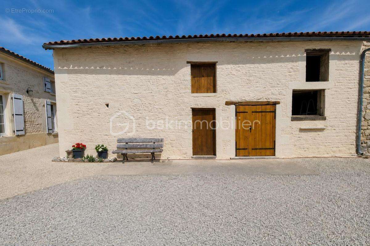Maison charentaise avec gite et dépendances - photo 2
