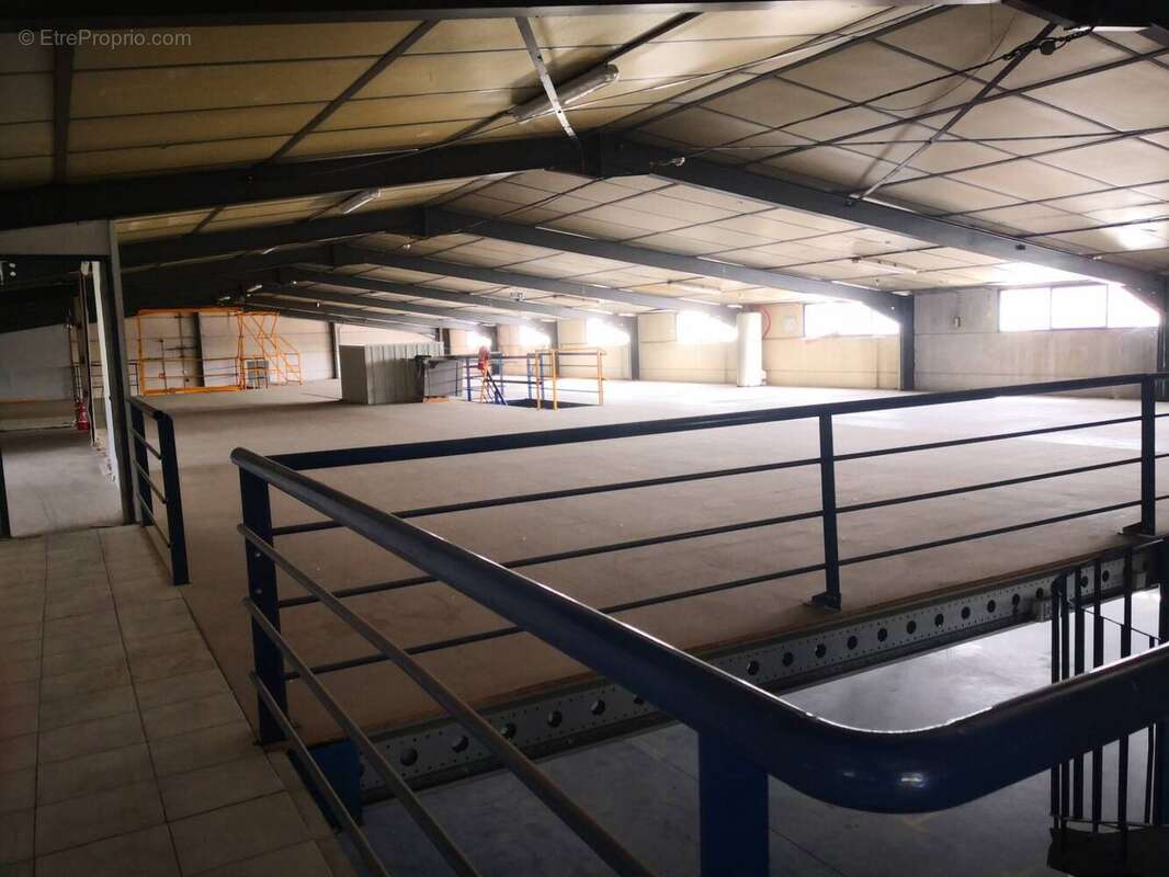 A vendre la Farlède local d'activité de 1900 m2 sur 2250 m2 de terrain - photo 5