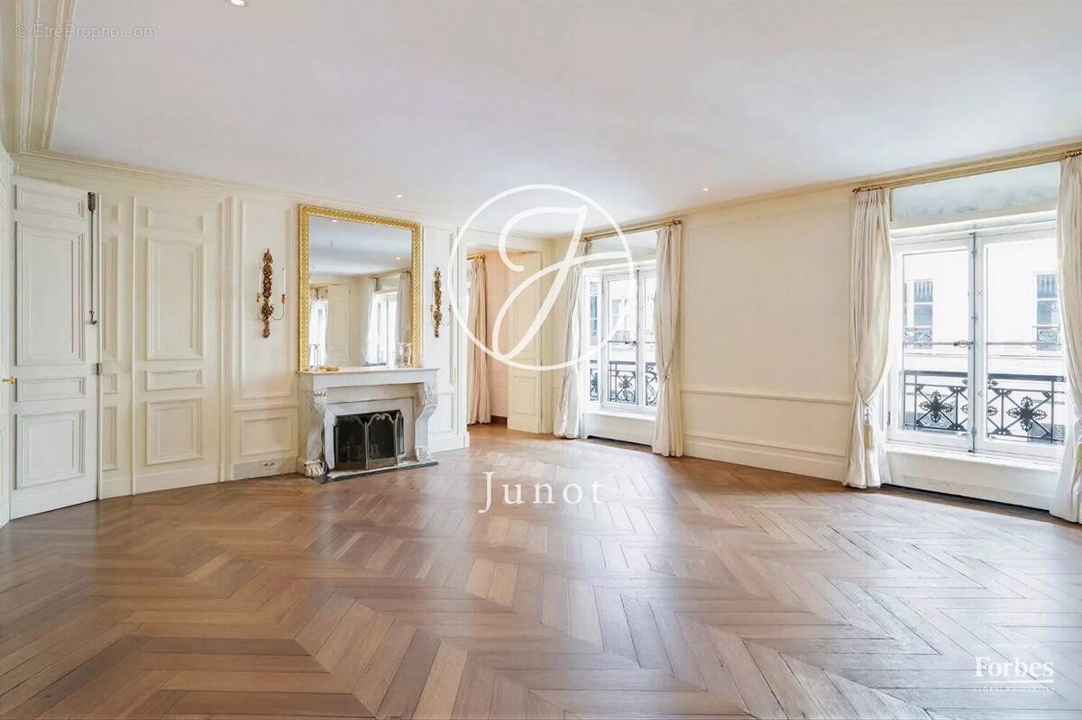 Appartement à PARIS-1E