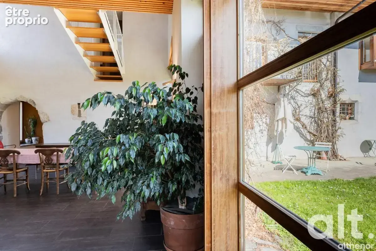 Bâtisse de caractère à Chavanod — 8 pièces et terrain constructible - photo 4
