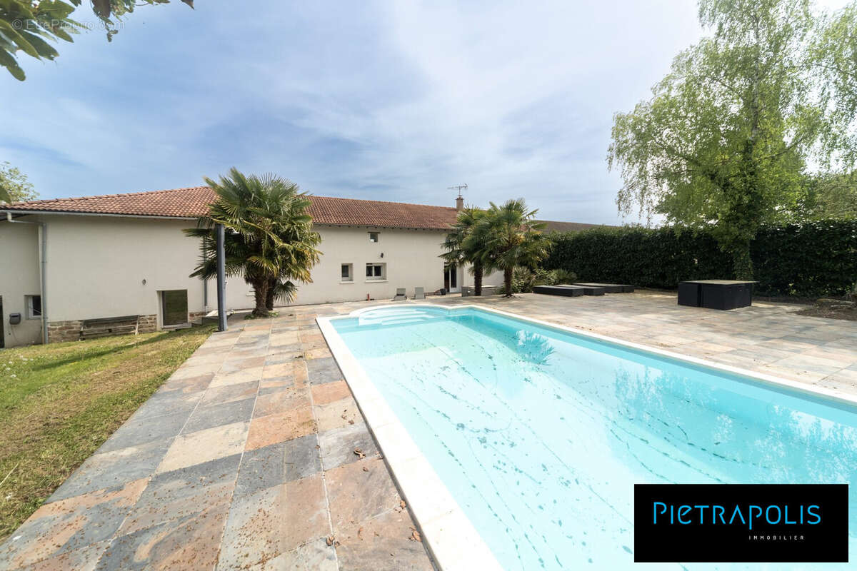 Maison 268 m² à Macon  - photo 2