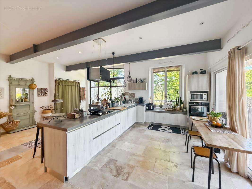 Chai rénové en loft de 152m², jardin, piscine, DPE A - photo 4
