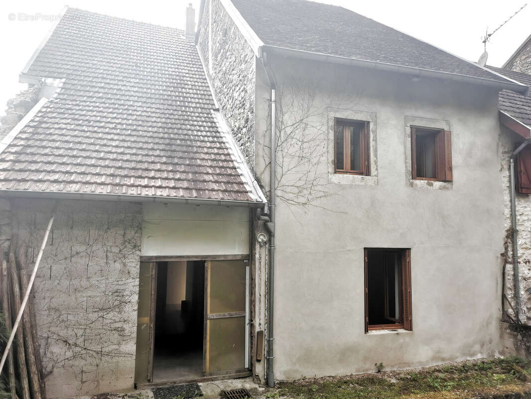 Maison à MONTAGNIEU