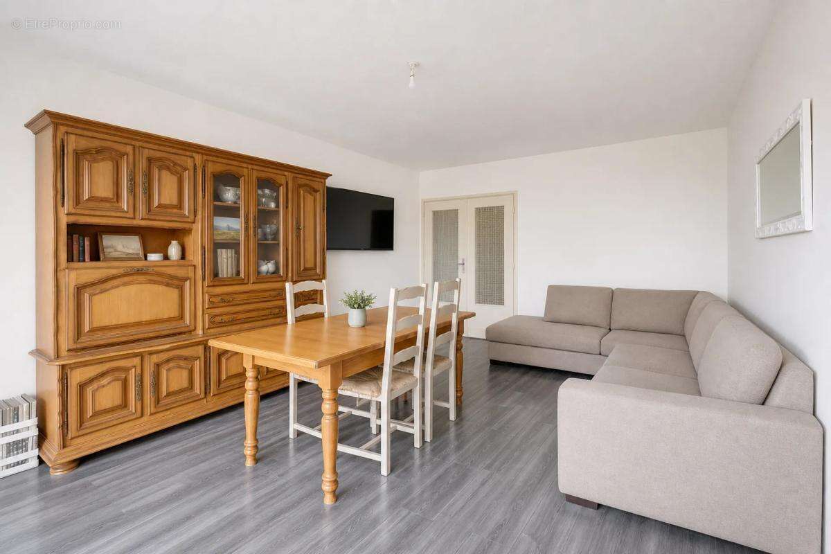 T4 traversant 82m², 12ᵉ étage, Vénissieux, loué - photo 8