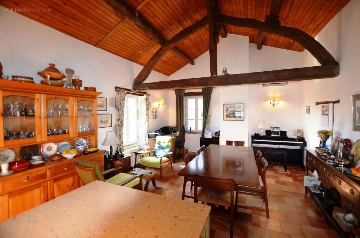 011 - Maison à SAINT-PUY